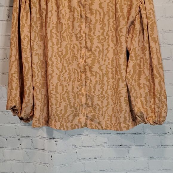 Elizabeth and James drop button front blouse size L in peach - Picture 3 of 11